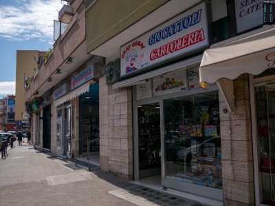 Il nostro viaggio inizia con �Okay Coral�, la cui insegna con un bambino sorridente si staglia in via Giulio Petroni 85